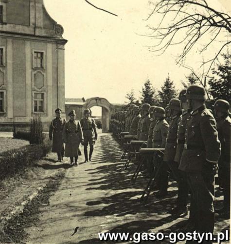 Oskar Knofe wizytuje żołnierzy jednostki policyjnej stacjonującej w klasztorze na Świętej Górze w Gostyniu (1941 r.).