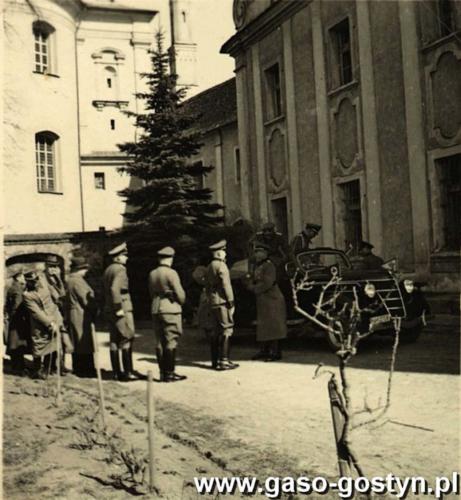 SS-Brigadefuehrer, Generalmajor Oskar Knofe wizytuje żołnierzy jednostki policyjnej stacjonującej w klasztorze na Świętej Górze w Gostyniu (1941 r.).