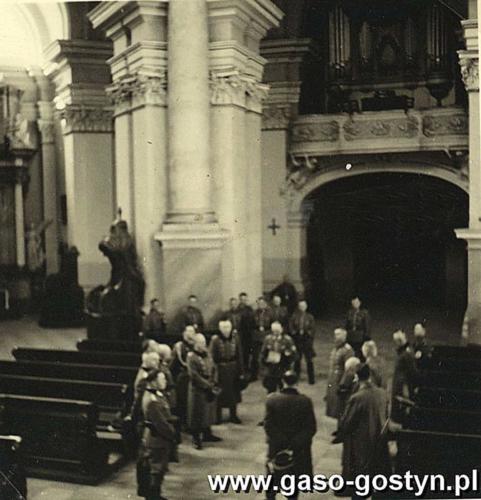 SS-Brigadefuehrer, Generalmajor Oskar Knofe zwiedza kościół na Świętej Górze w Gostyniu (1941 r.).